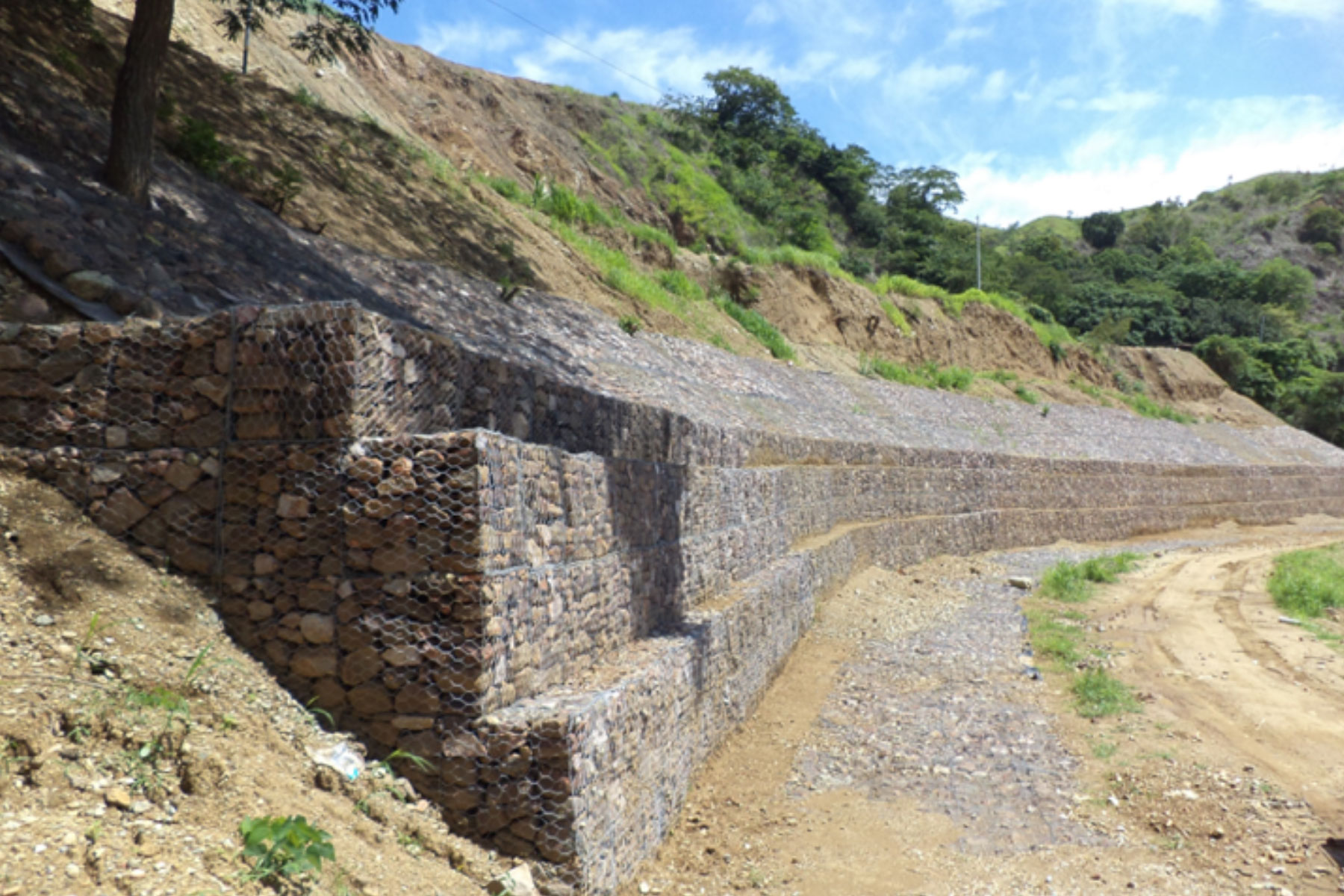 ￼Construcción de Muro de Gavión de 130 m de largo para controlar la erosión de la margen derecha del Rio La Guama Tinaco. Edo. Cojedes. 2015