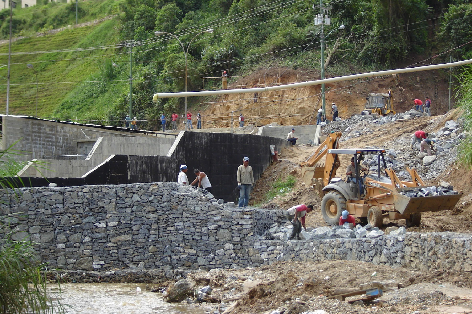 ￼Muro de Gavión para controlar la erosión en la margen derecha del Rio San Pedro, Los Teques, Edo. Miranda. 2006