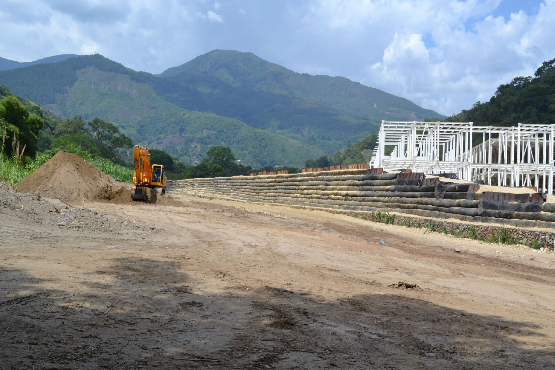 ￼Terraplén Reforzado de 600 m de largo y 6 m de alto construido para proteger contra inundaciones al Centro Hospitalario del Seguro Social, construido al lado de la margen derecha del Río Castan, Edo. Trujillo. 2012