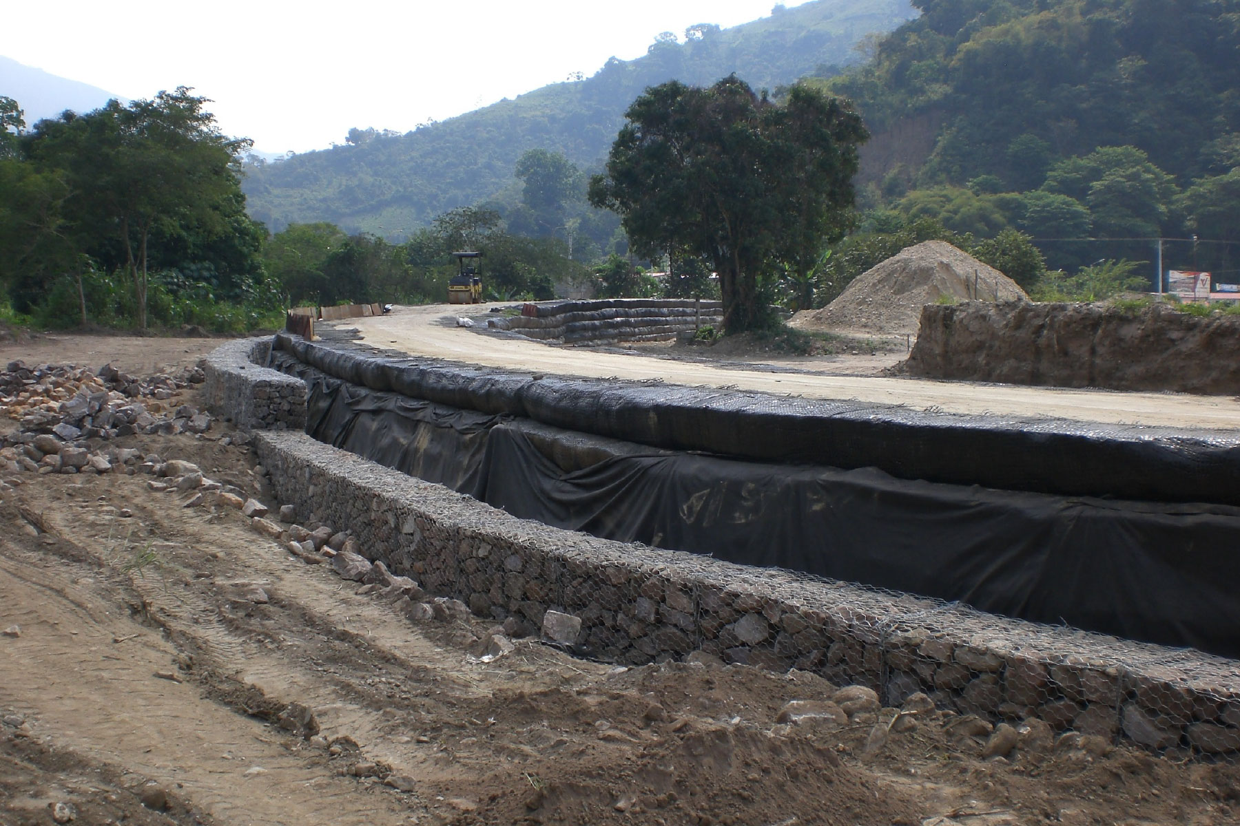 ￼Terraplén Reforzado de 600 m de largo y 6 m de alto construido para proteger contra inundaciones al centro hospitalario del Seguro Social, ubicado al lado de la margen izquierda del Río Castan, Edo. Trujillo. 2012