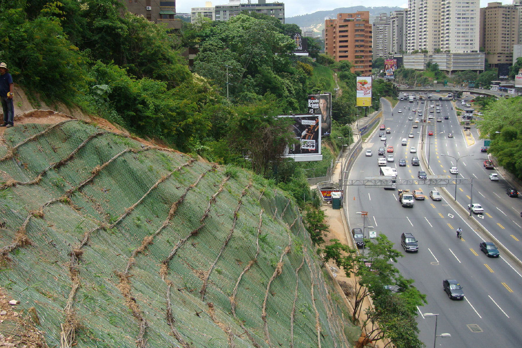 ￼Enfajinado en talud de 40 m de altura estabilizado con geomallas metálicas y geomantas verdes ECOGREEN, ubicado en La Autopista de Prados del Este. Municipio Baruta. 2010
