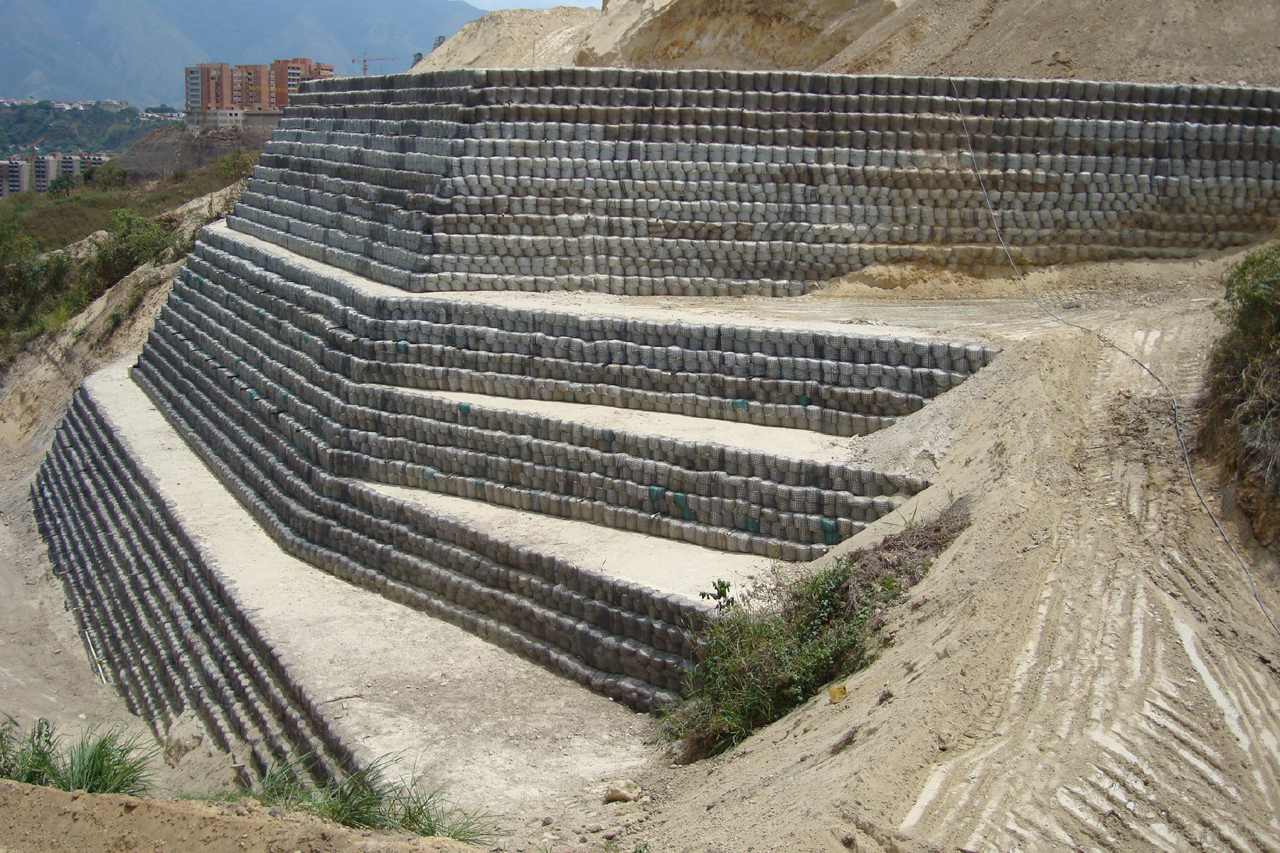￼Terraplenes Reforzados consecutivos separados por bermas, construidos sobre quebrada existente en la Urb. Los Naranjos, Municipio El Hatillo, Edo. Miranda. 2008
