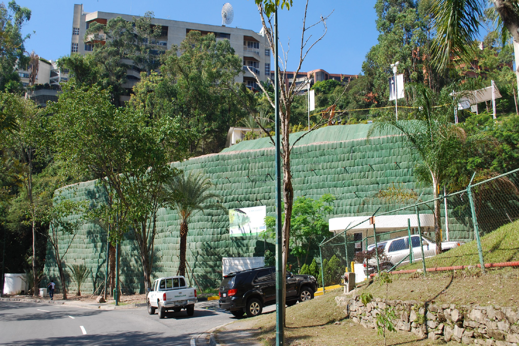￼Talud de Tierra Reforzada con Geomanta Verde Ecogreen. Valle Arriba Athletic Club, Municipio Baruta, Edo. Miranda. 2009