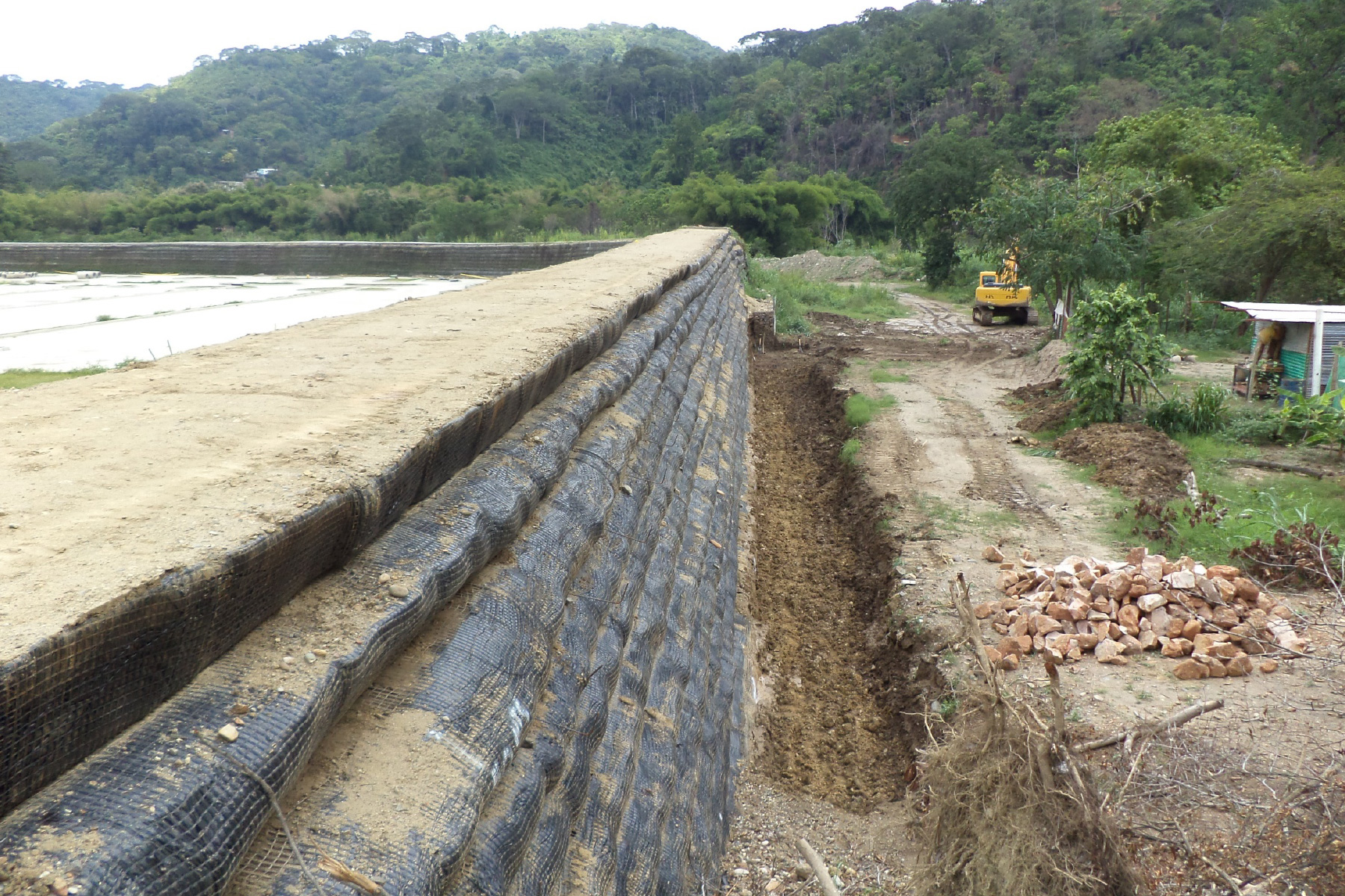 ￼￼Terraplén de 6,00 m de altura y 600 m de largo, para reforzar la margen izquierda del Río Castán ubicado en Valera, Edo. Trujillo, 2012.