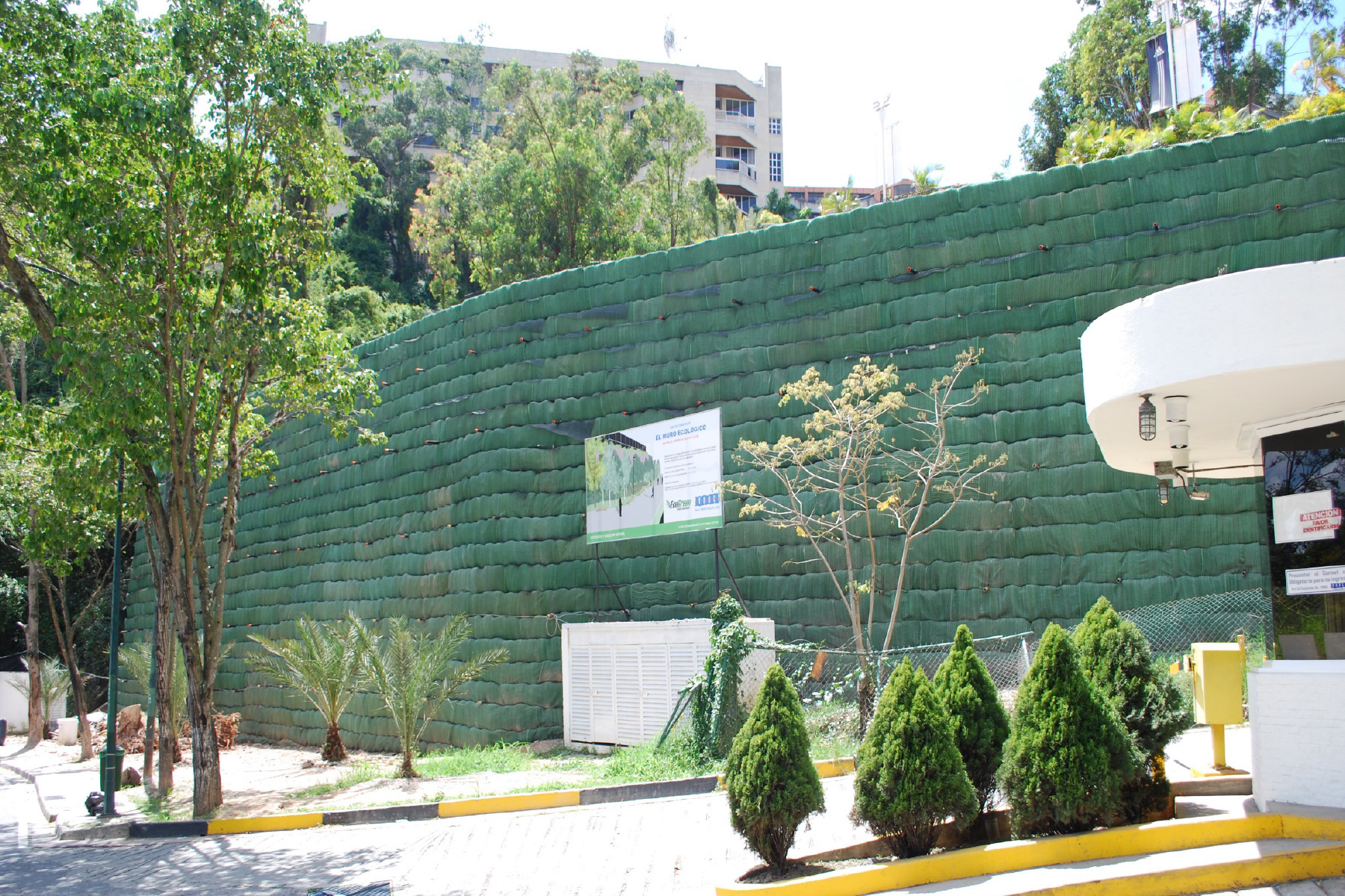￼Talud de Tierra Reforzada con Geomanta Verde Ecogreen. Valle Arriba Athletic Club, Municipio Baruta, Edo. Miranda. 2009