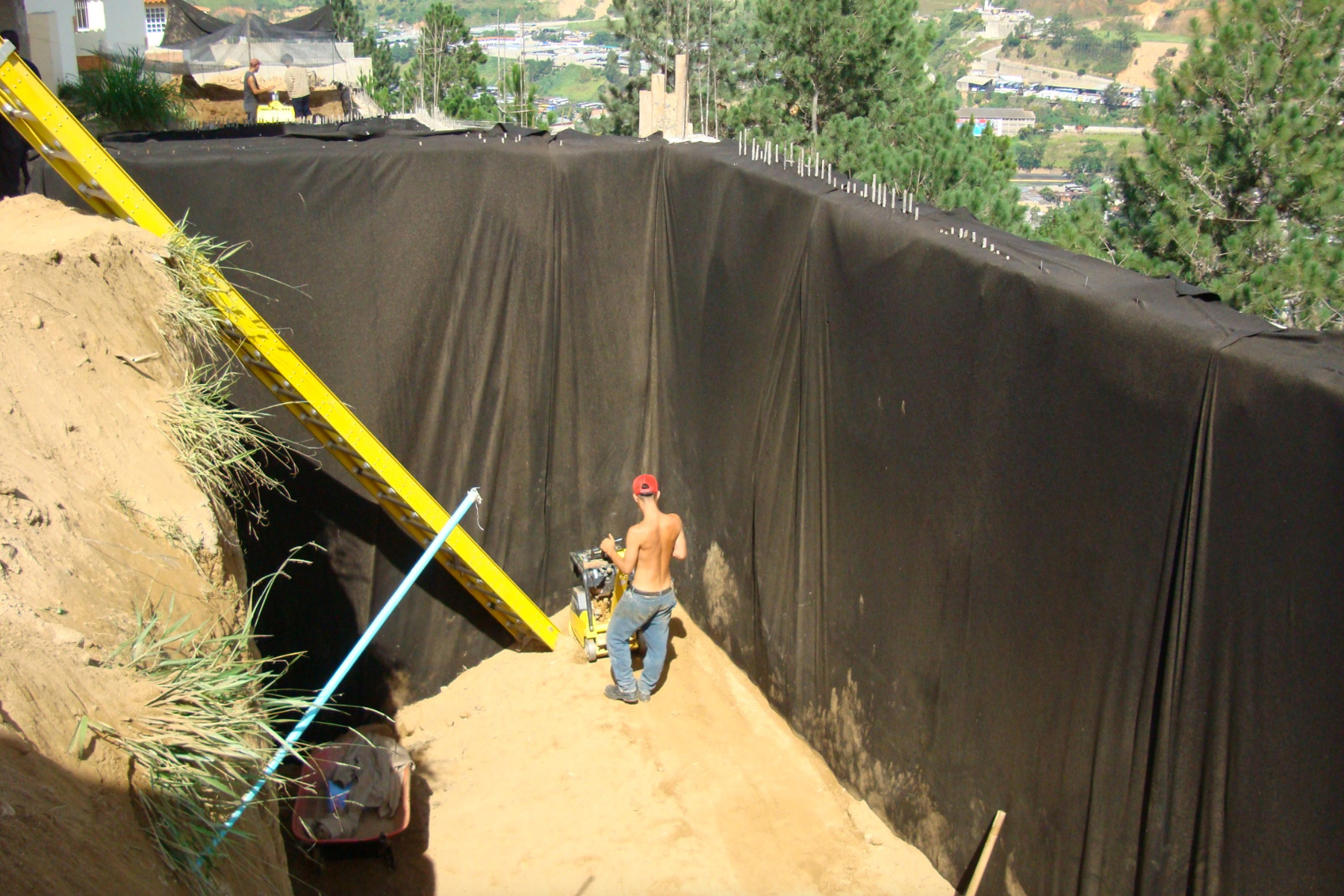 ￼￼Panel de drenaje planar vertical para evacuar rápidamente las aguas de lluvia en los jardines de las viviendas del Desarrollo Habitacional Bosque Valle, Distrito Capital. 2008