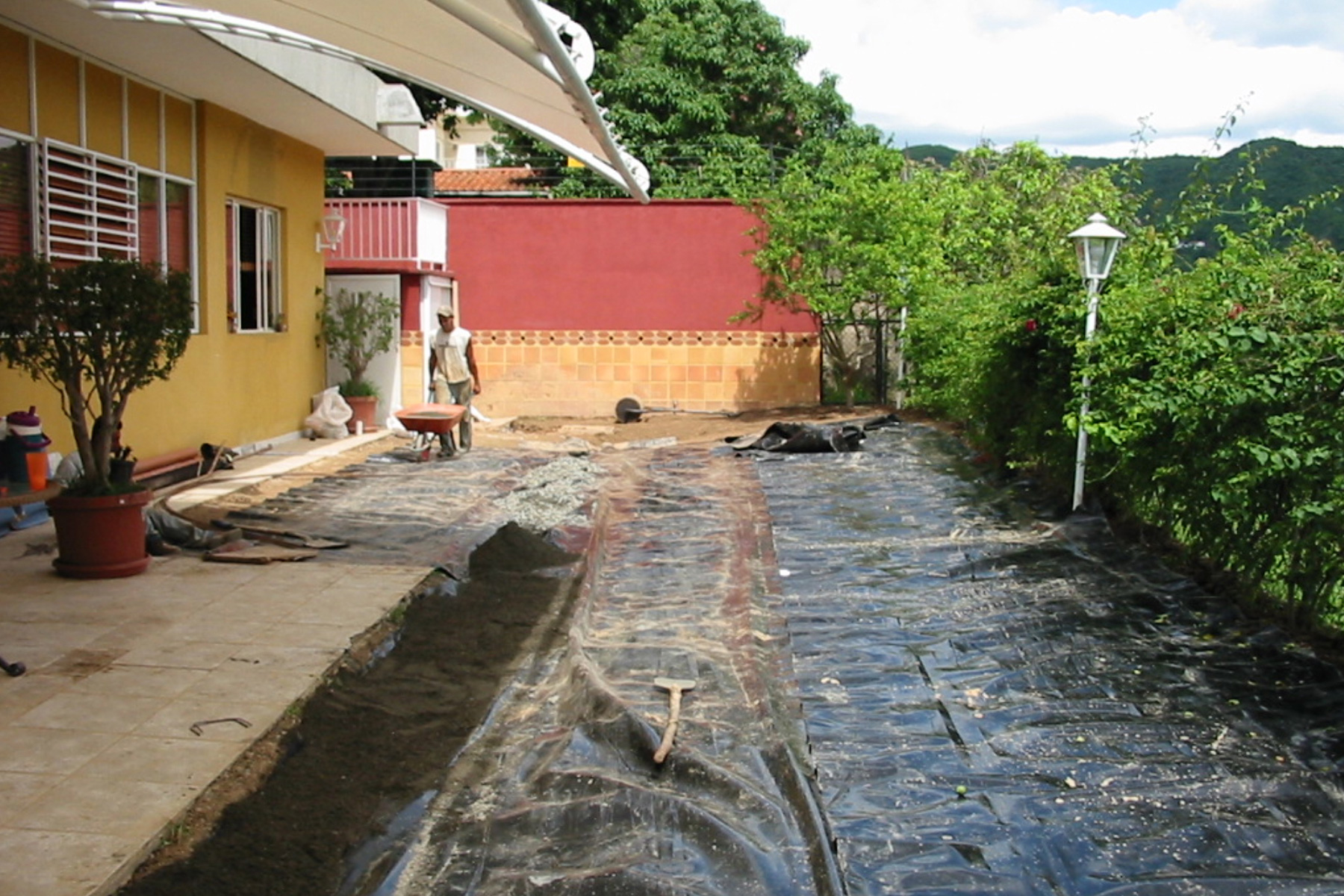 ￼￼Impermeabilización de jardín con geomembranas de polietileno de alta densidad, en vivienda particular en la Urb Macaracuay, Municipio Baruta, Edo. Miranda. 2004