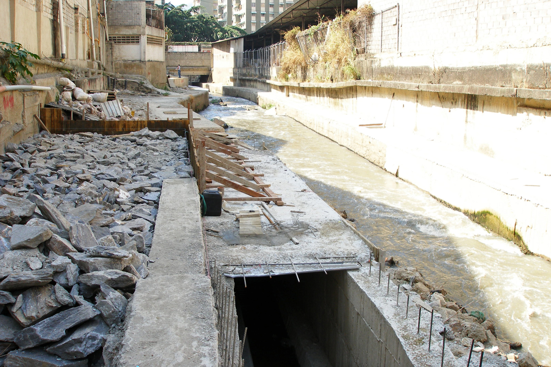 ￼Construcción de canales marginales y drenes francés, para minimizar la contaminación de la Quebrada Caroata. Quinta Crespo, Distrito Capital. 2004